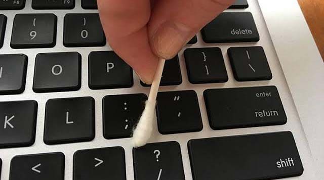 membersihkan keyboard laptop